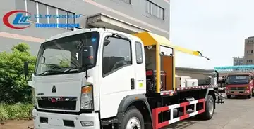 Sinotruk HOWO 5 ton asphalt tack truck in road construction grey with 4000 L tank and spray system