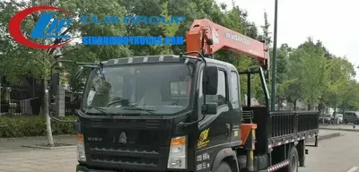 Sinotruk HOWO 5 ton lorry loader crane with telescopic boom in service mode on a construction site