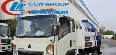 Sinotruk HOWO 5000L sewer jetter truck in standard grey with high-pressure hoses and vacuum tank visible
