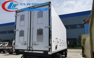 Sinotruk HOWO 6 meter baby chicks transport truck in white with FRP body and side ventilation grilles