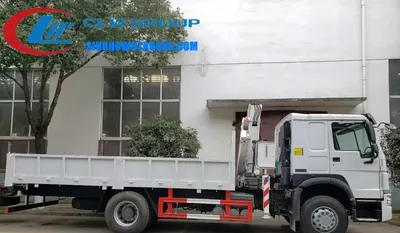 Sinotruk HOWO 8 ton crane truck with telescopic boom in urban construction site