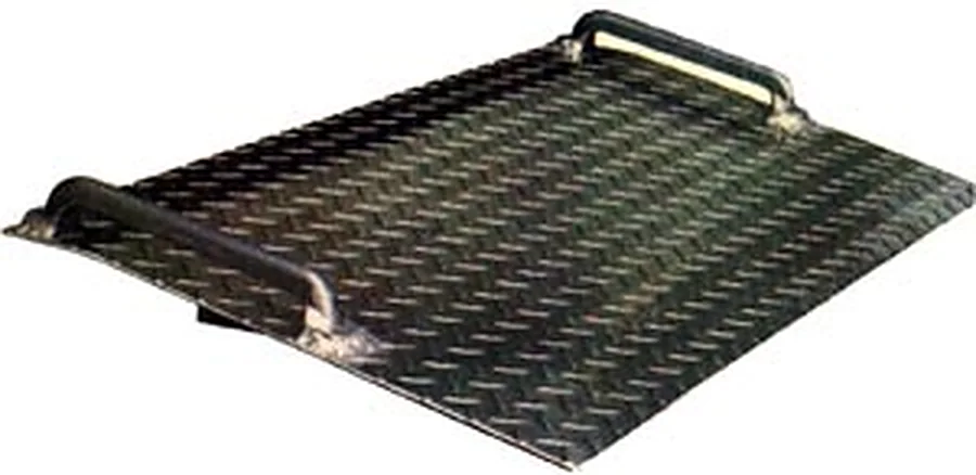 Steel dock plate with a diamond tread deck and a welded tubular lift handle