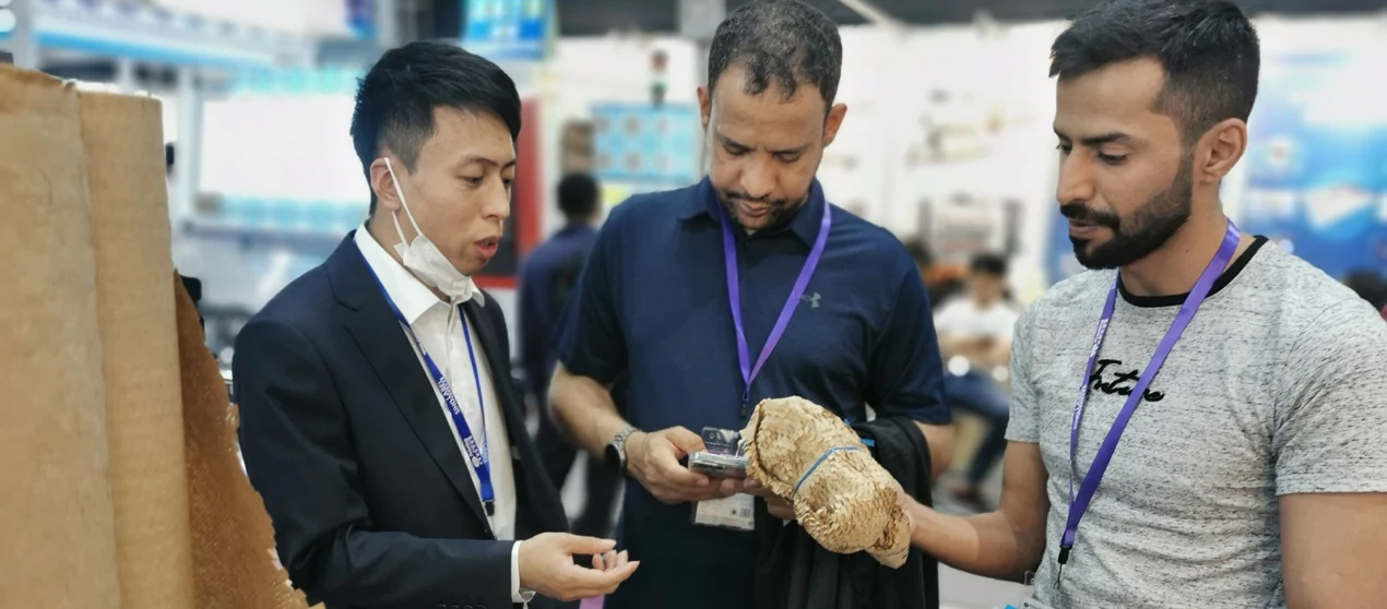 Overseas buyers examining honeycomb cushioning paper on the Snda stand