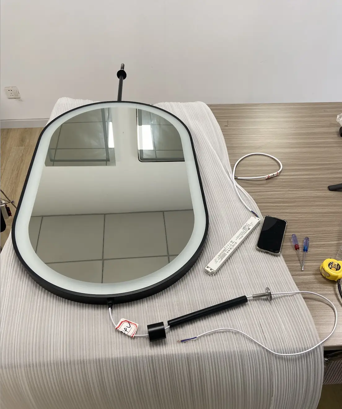 Songdom vanity LED mirror with integrated lighting