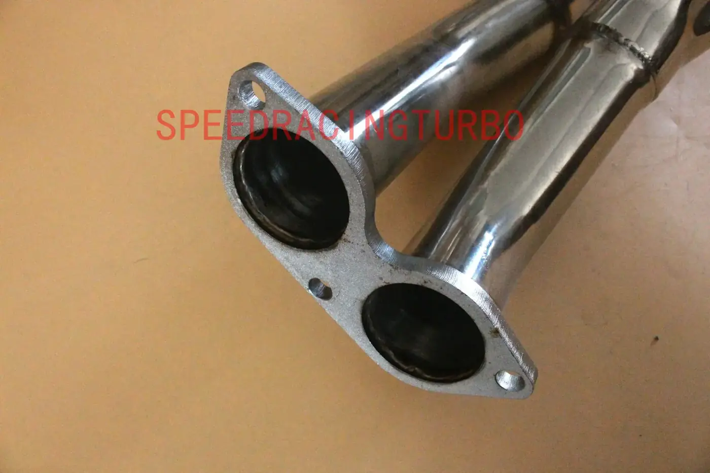 Detail of O2 sensor insertion point and metal gasket included with the header