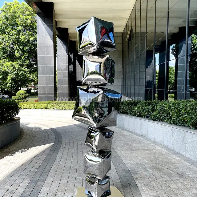 2000 mm Mirrored Sculpture in Miami