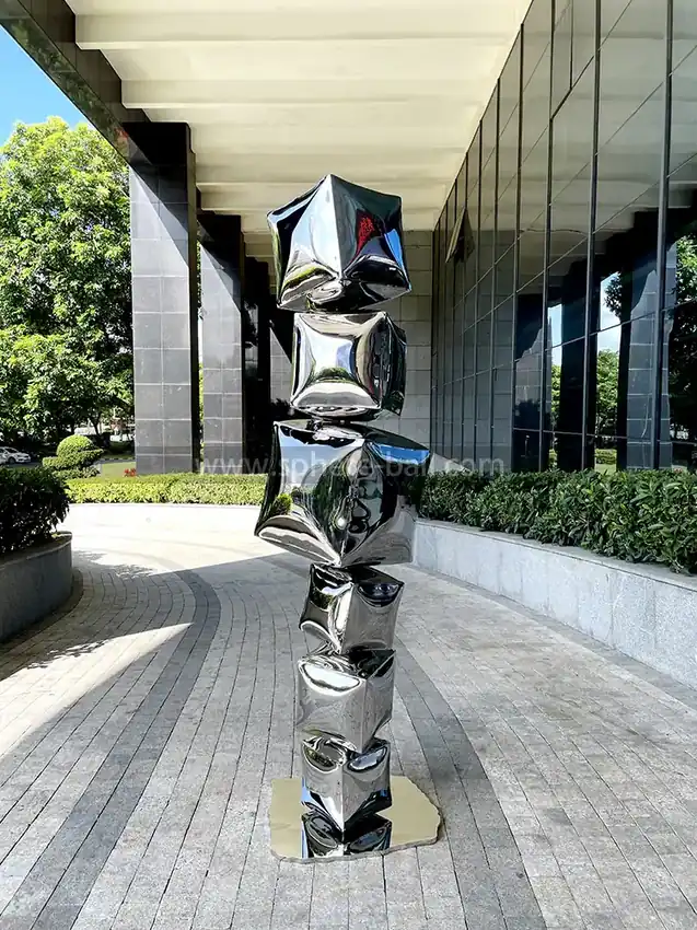 2000 mm Mirrored Sculpture in Miami