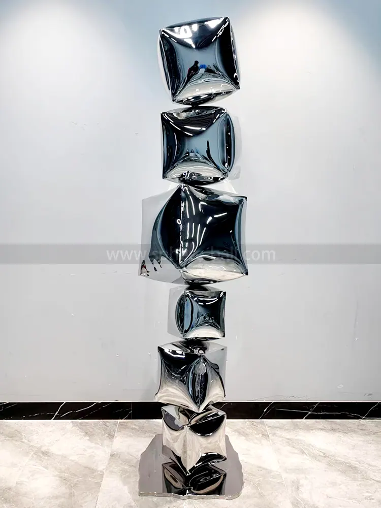 2000 mm Mirrored Sculpture in Miami, view 2