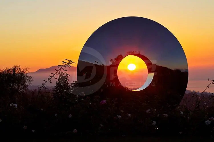 2000 mm Eye Sculpture in the United Kingdom, view 3
