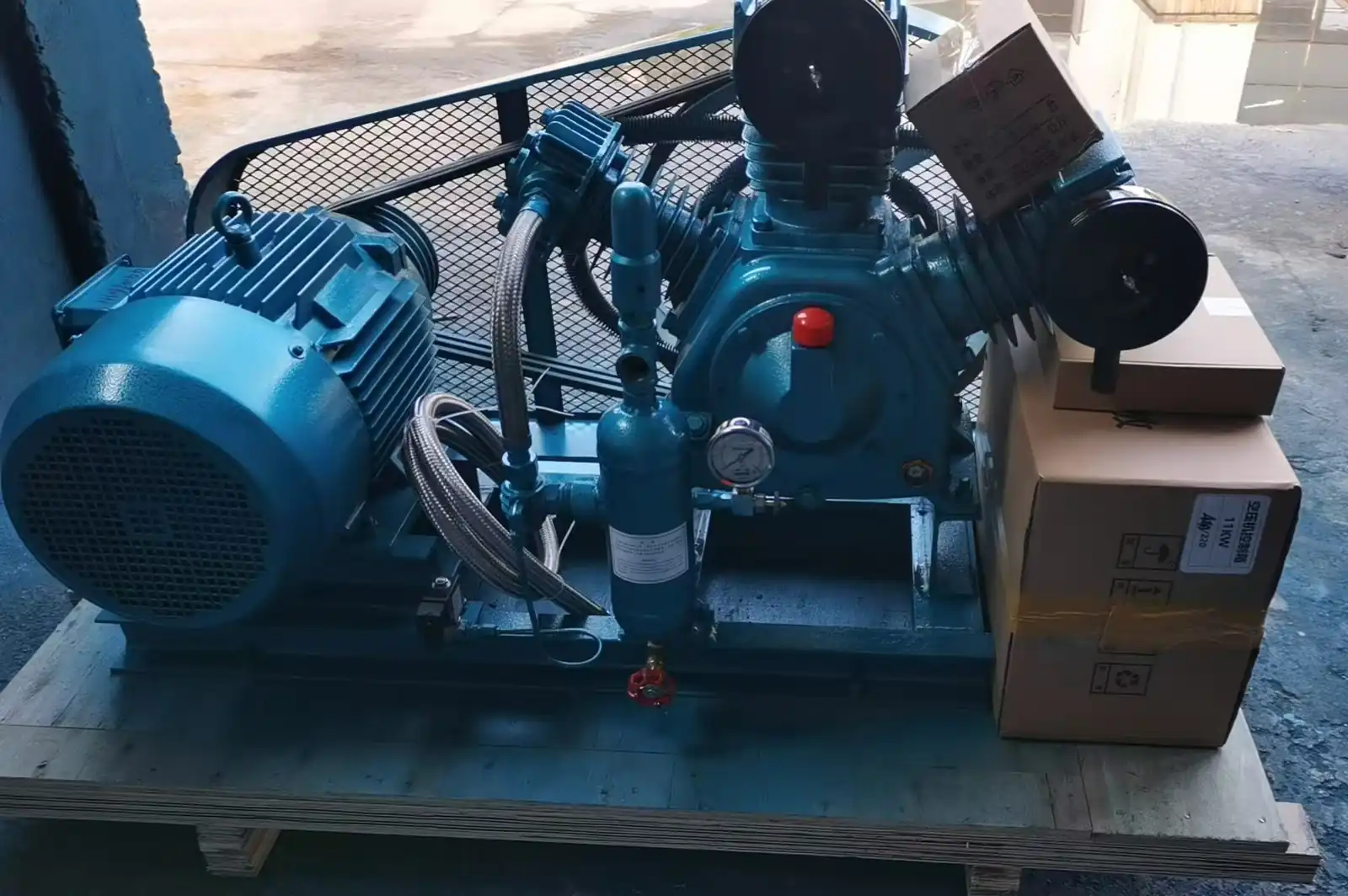 Marine Automatic control air cooling medium pressure piston nautical air compressor assembly detail