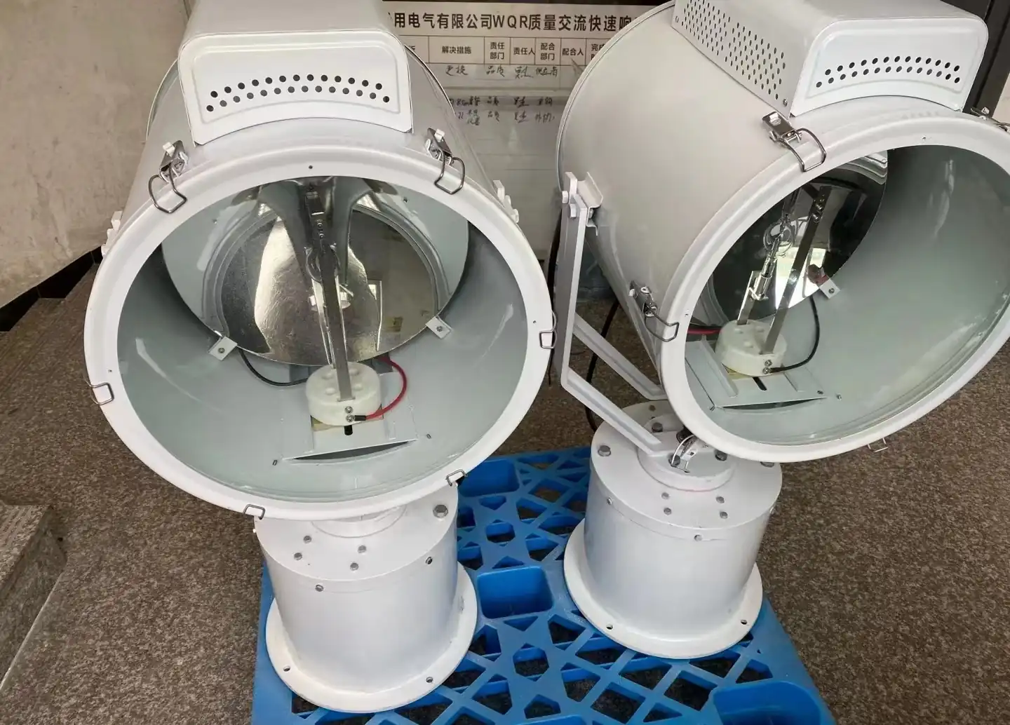 24V Marine Search Light 1000W 2000W for boats TG8, TG9, TG16A, TG16B Reflector Bulb Steel Spotlight detail view