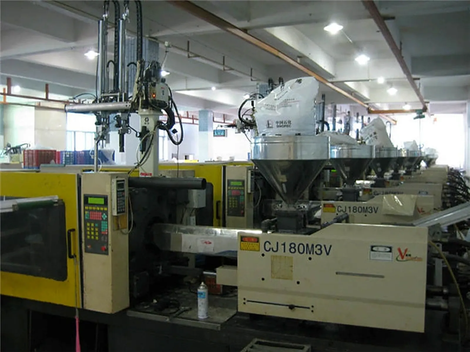 Injection moulding machines in the Jieyang injection workshop