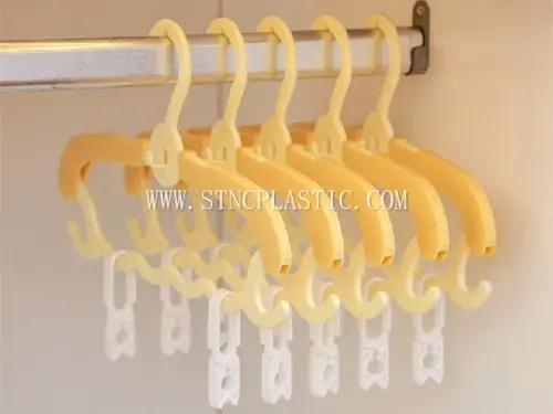 5pcs/Set Non-Slip Telescopic 4-Gear Adjustable Kids Hanger With Clips NC033763 plastic houseware product photograph