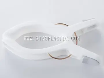 Plastic Fish Shape Pegs 4pcs NC026731
