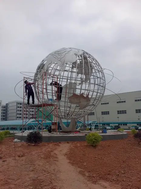Globe viewed from above, showing the symmetry of the longitude and latitude grid