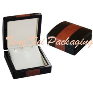 Two-Tone Wooden Pendant Box by Teng Fei Packaging — lacquered wood jewelry box