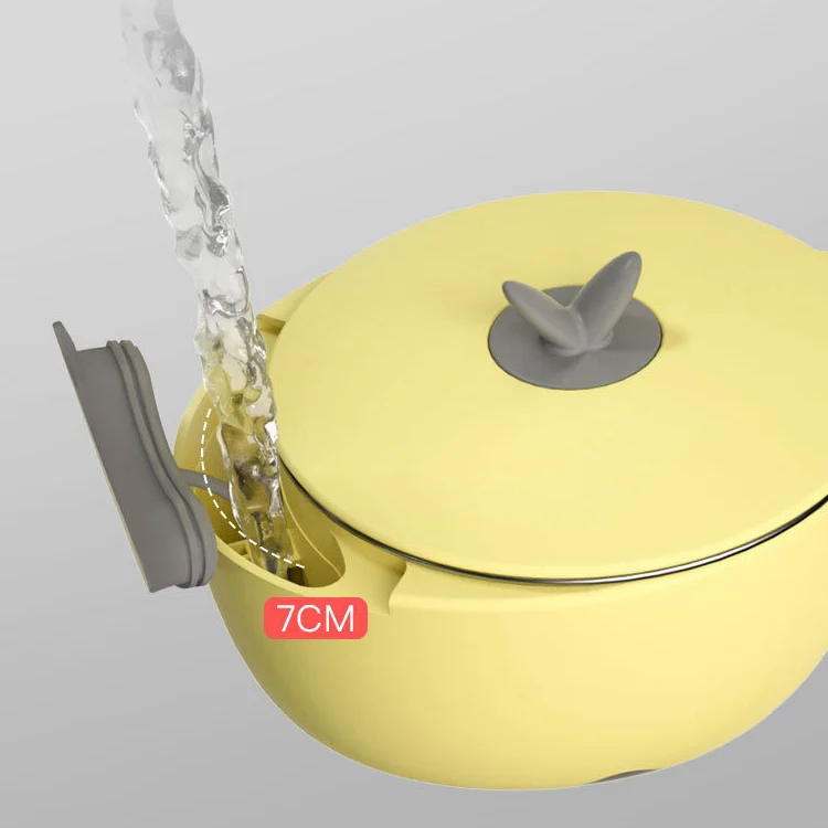 Lid with integrated sealing ring closed on the bowl, demonstrating spill-proof seal