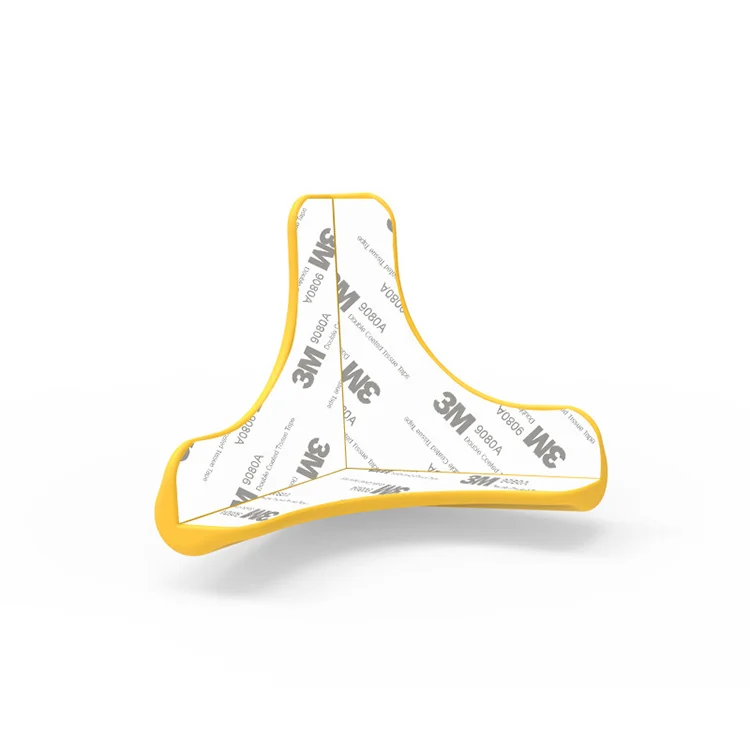 Multiple corner protectors laid out on a table showing 4.5*4.5*4.5cm size