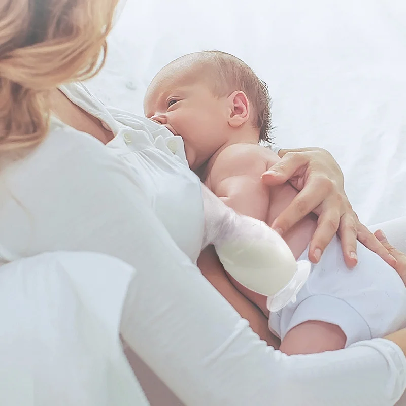Manual breast pump placed on a flat surface with dimensions marked (16*9cm)