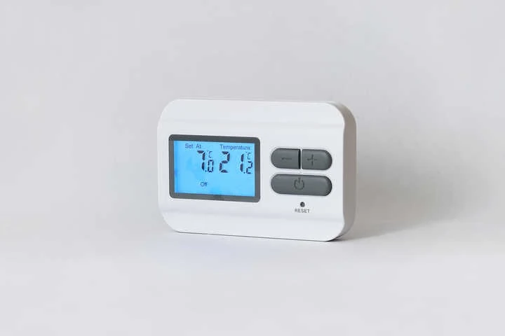 ST23 230V wired non-programmable heating thermostat with digital display, view 3