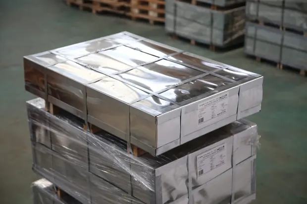 Strapped and wrapped tinplate sheet stacks on pallets
