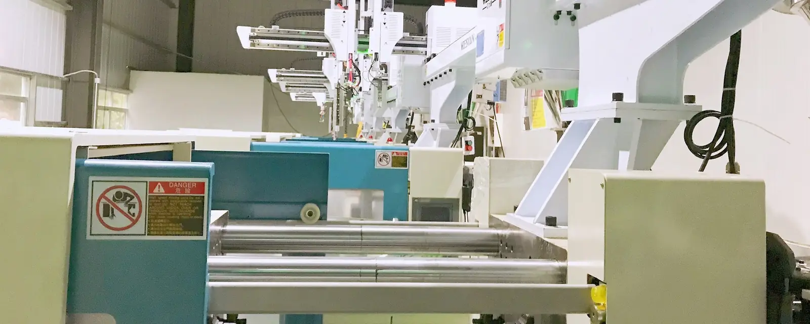 Injection molding machines with overhead servo robots