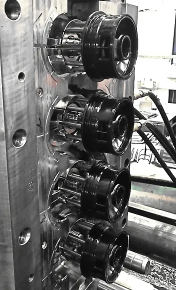 Open mold with circular threaded parts on cores