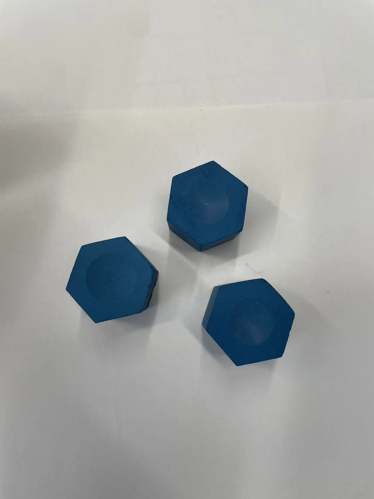 Factory direct sales of hexagonal chalk，blue oil-based billiard cue chalk., photograph 3