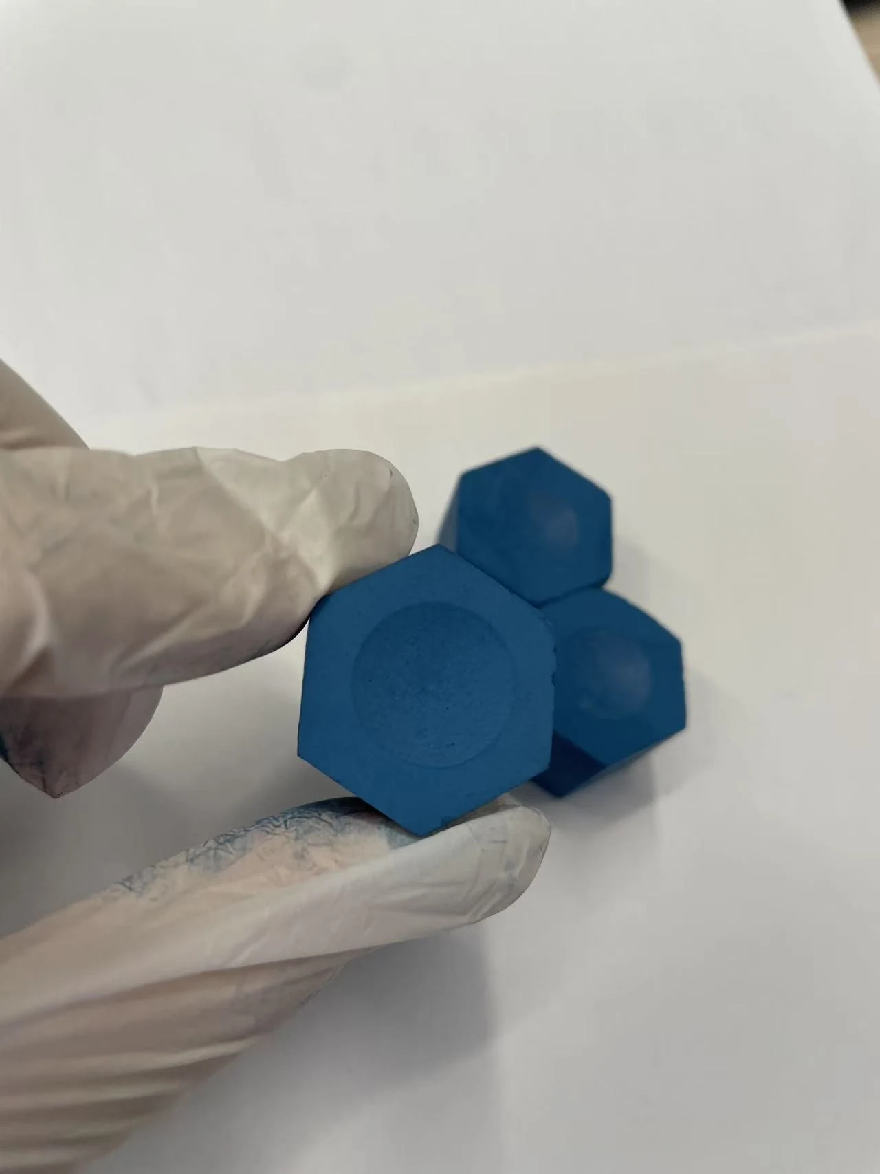 Factory direct sales of hexagonal chalk，blue oil-based billiard cue chalk., photograph 5