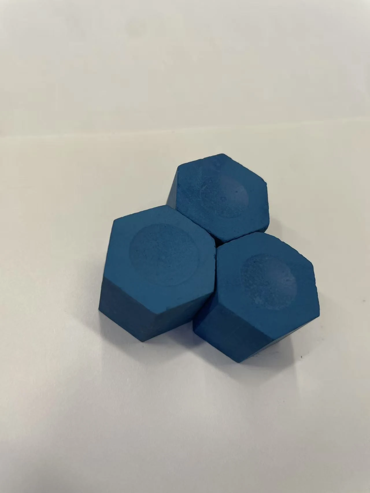 Factory direct sales of hexagonal chalk，blue oil-based billiard cue chalk., photograph 2