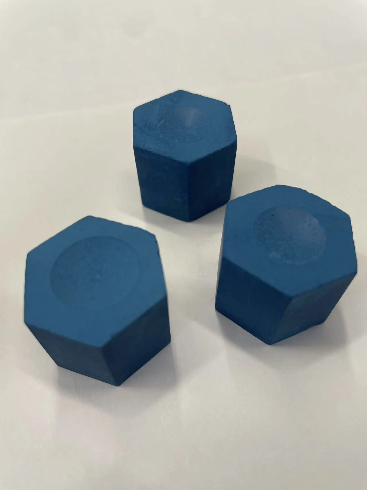 Factory direct sales of hexagonal chalk，blue oil-based billiard cue chalk., photograph 4