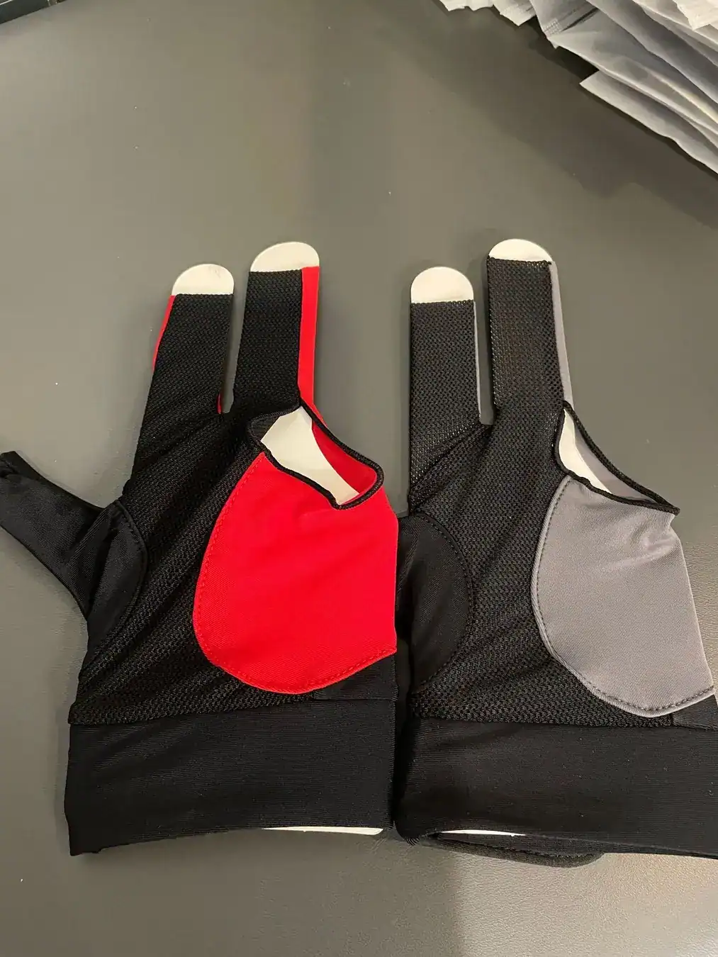 Factory direct sales of three-finger table tennis gloves with open fingers, Lycra, Velcro closure, professiona, photograph 2