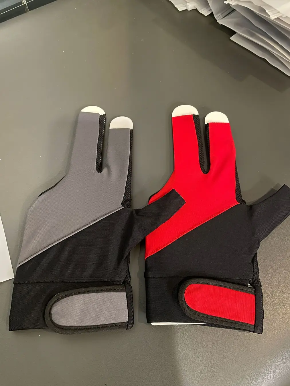 Factory direct sales of three-finger table tennis gloves with open fingers, Lycra, Velcro closure, professiona