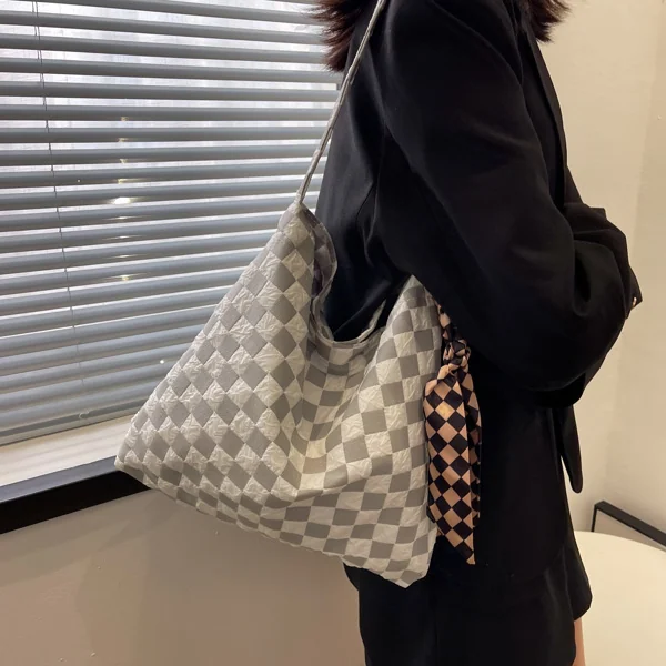 Close-up of the zipper pocket and internal lining of the canvas shoulder bag