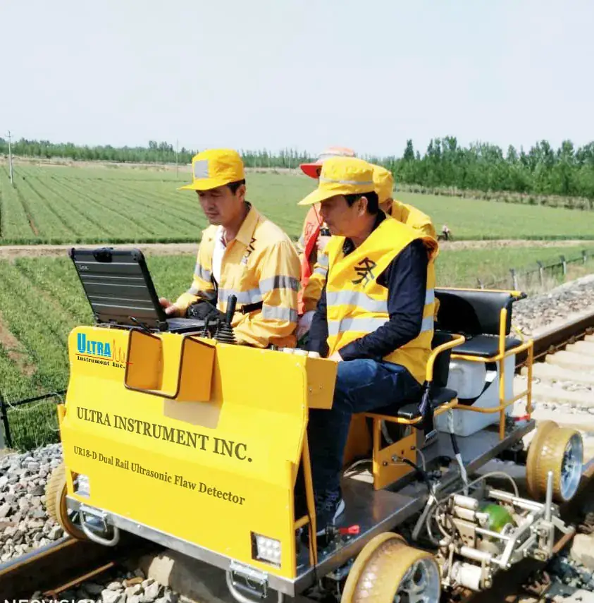 UR18-D dual rail ultrasonic flaw detector in operation with a two-person crew
