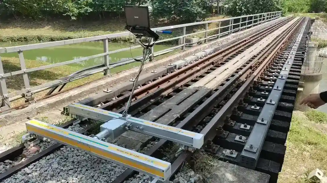 Graphical curve and numerical display of track geometry parameters
