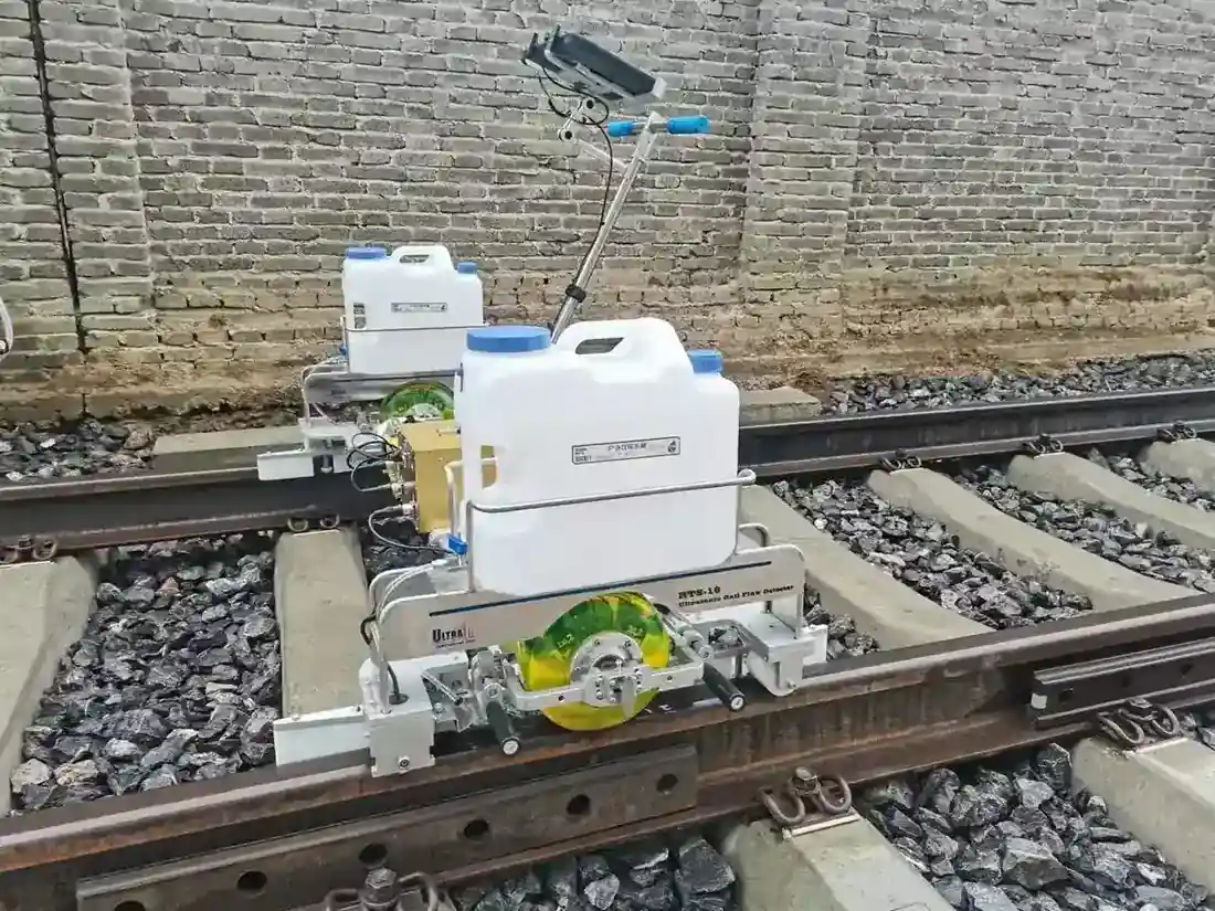 RTS18-B portable dual-rail ultrasonic flaw detector working on ballasted track