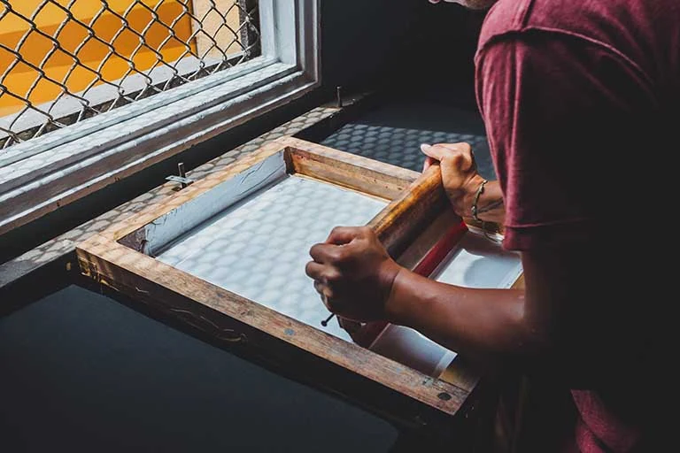 Screen printing a heat transfer using TPU hot melt powder