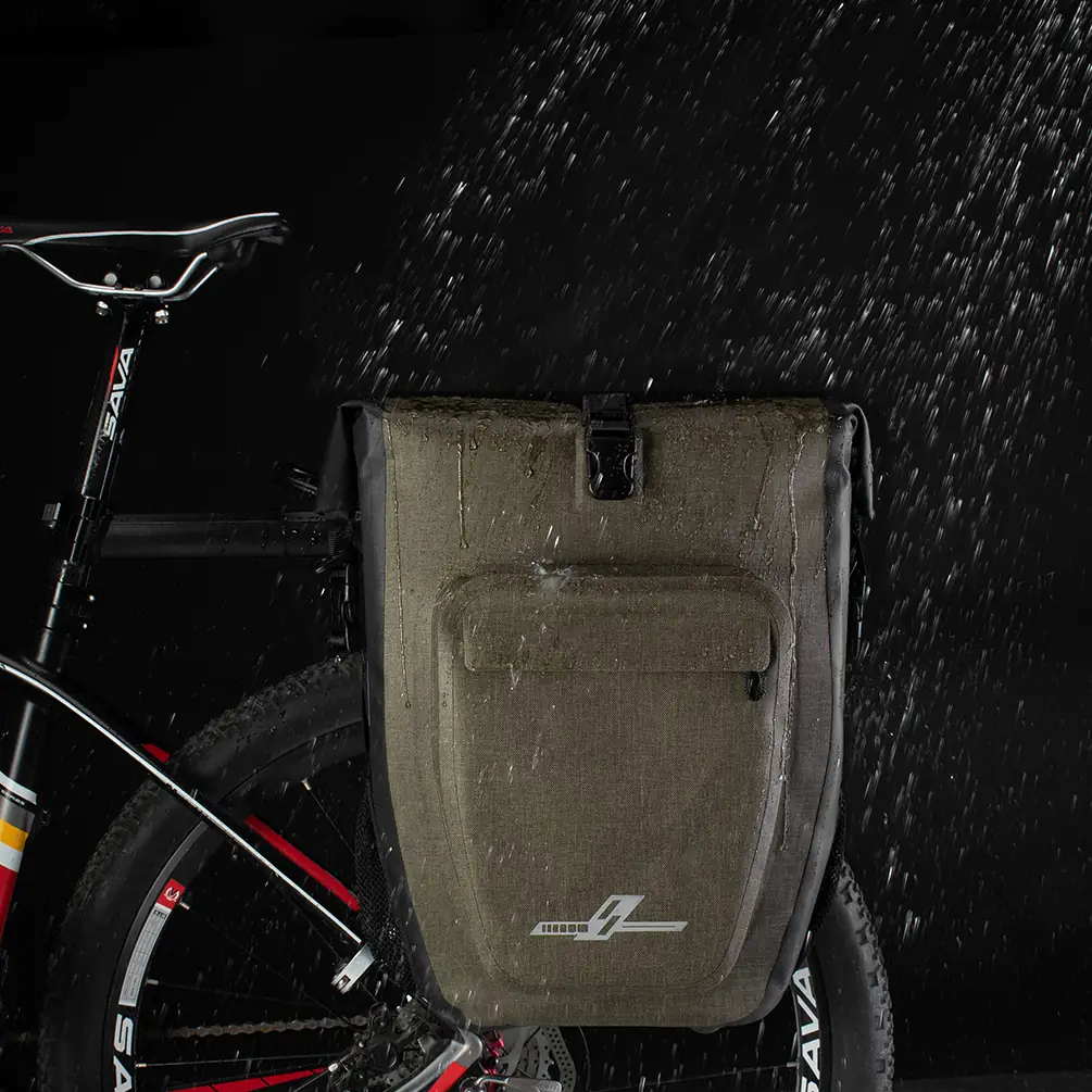 Waterproof bicycle pannier mounted on a rear carrier in the wet