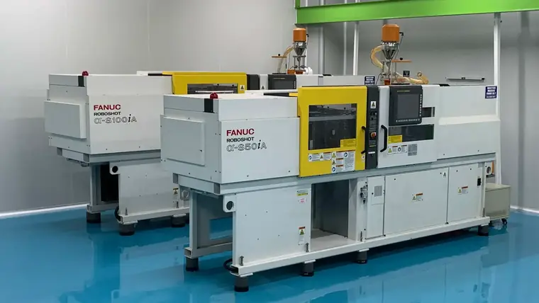 Injection moulding hall with electric moulding machines in line