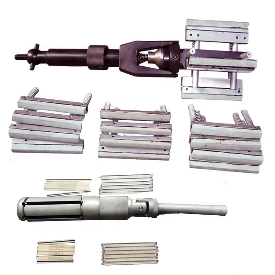 Cylinder honing head with expanding abrasive stone carriers arranged around the body and an adjustment mechanism at the shank