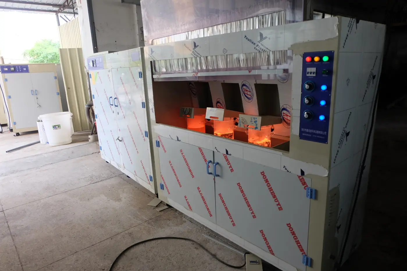 Automatic Safe Acid Burning and Color Hanging Cabinet working view