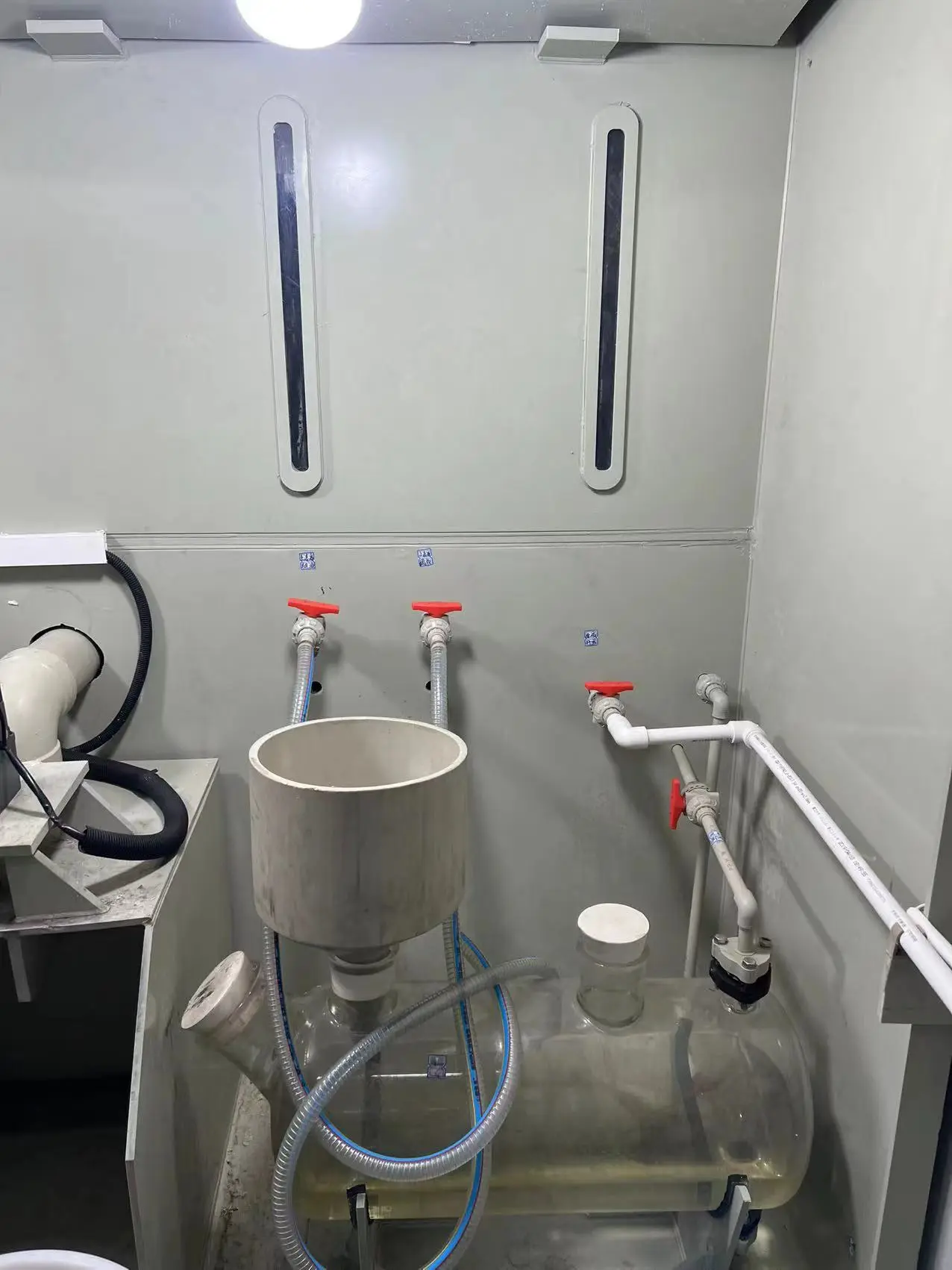 Gold Melting Reactor installed in a workshop