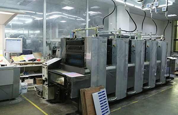 Die cutting machine converting printed sheets into bag blanks