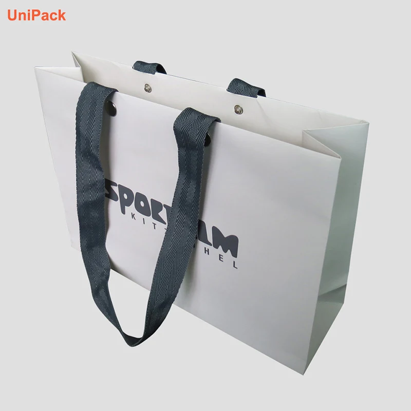 Color printed paper shopping bag on white art card with handles