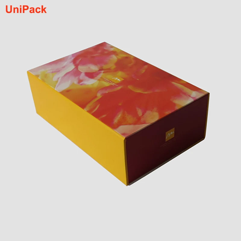 Foldable gift box with matt gold foil stamping on art paper, view 2