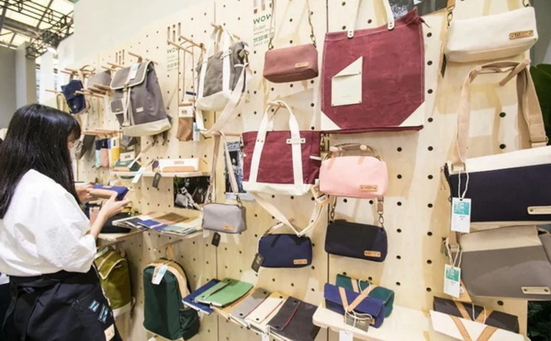 Cotton Totes Versus Plastic: What Buyers Should Know illustration