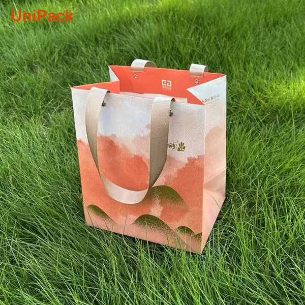 Small white art card paper gift bag 18x13x21cm with printed design