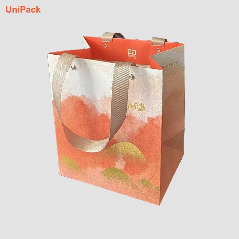 Small white art card paper gift bag 18x13x21cm with printed design, view 2