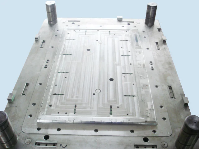 Open single-cavity injection mould for a large flat panel part
